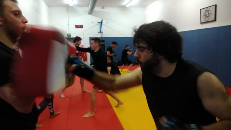 Boxe pieds-poings aux pattes d'ours à Rouen