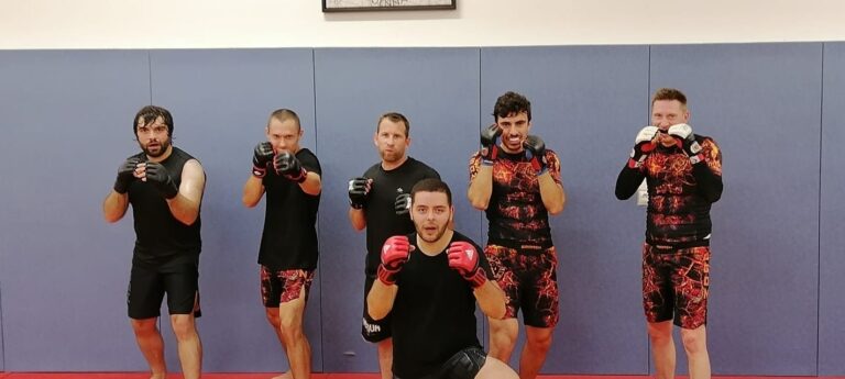 Combattants de la MMA Agon Academy en garde, club de MMA à Rouen