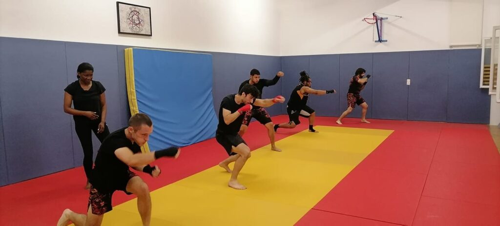 Échauffement d'un cours de MMA en Normandie