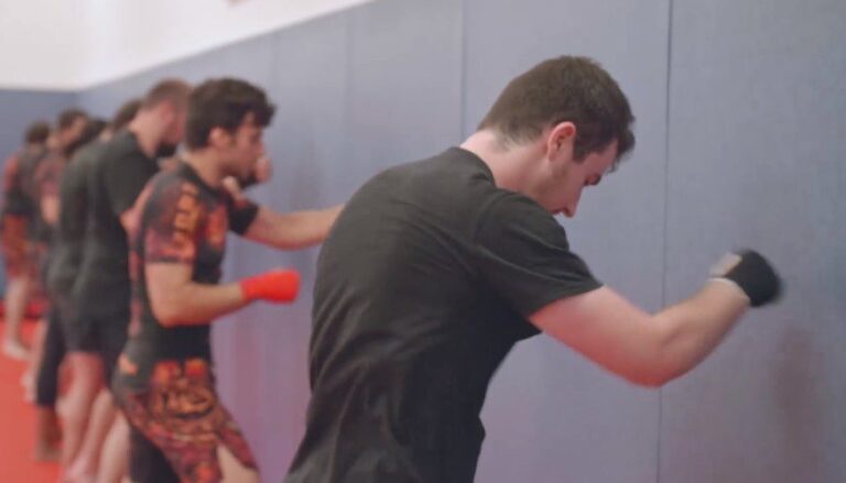 Entraînement de boxe au mur, club de MMA Rouen
