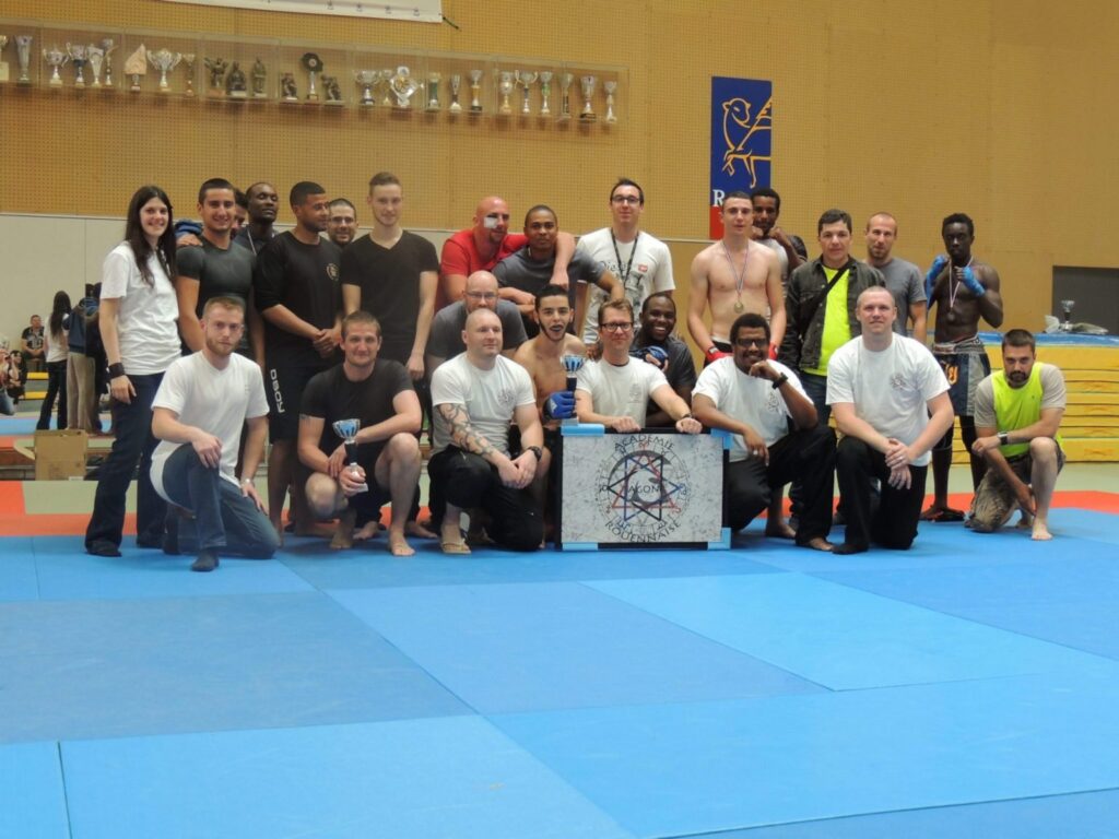Équipe de l'Académie rouennaise d'Agon en compétition de MMA