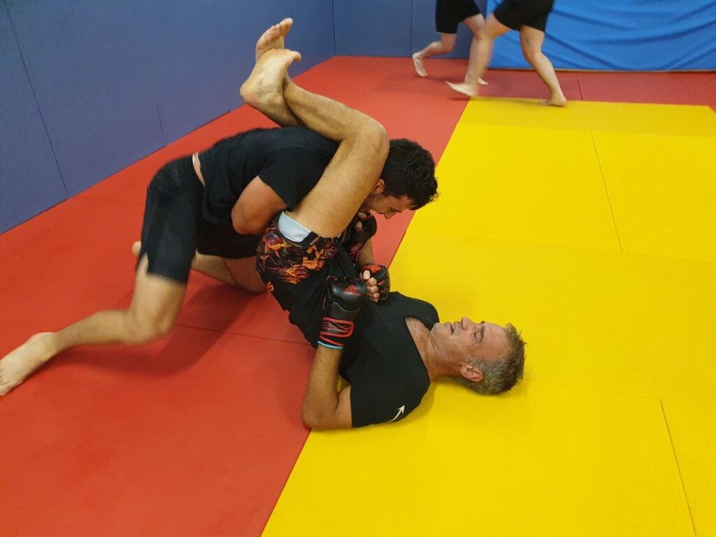 Étranglement en triangle en grappling MMA à Rouen