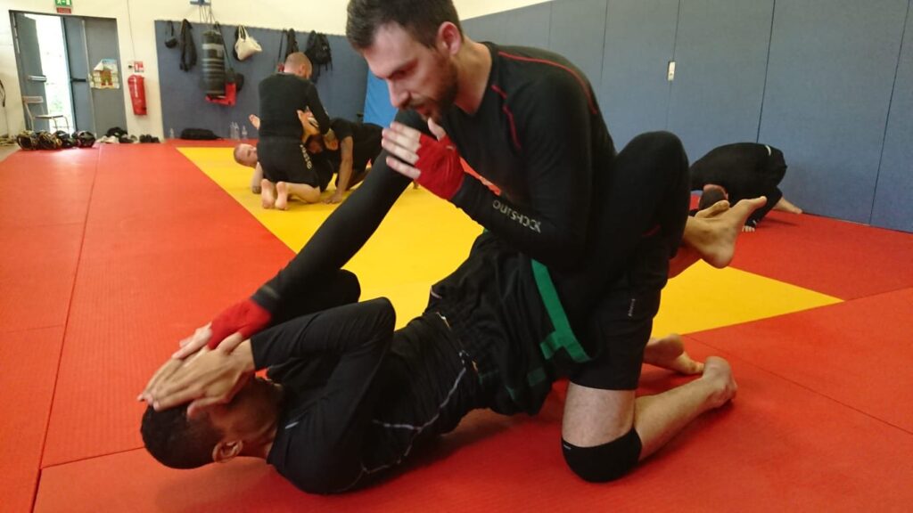 Travail de grappling au sol au club de MMA de Rouen